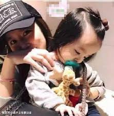 Lâm tâm như (tên tiếng anh là ruby lin, sinh ngày 27 tháng 01 năm 1976 tại đài bắc, đài loan) là một nữ diễn viên, ca sĩ, người mẫu kiêm nhà sản xuất phim nổi tiếng người đài loan, được mệnh danh là nữ hoàng phim truyền hình đài loan. Lam Tam NhÆ° Láº§n Ä'áº§u Lá»™ Dung Máº¡o Con Gai Xinh Ä'áº¹p Máº¯t To Giá»'ng Máº¹ Baogiaothong Vn