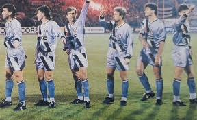 Süper lig hasan doğan sezonu'nun 20. Retro Besiktas On Twitter Amsterdam Olimpiyat Stadi Nda Ajax Ile Oynanan Mactan Once Taraftarlari Selamlayan Besiktasli Futbolcular 20 Ekim 1993 Soldan Saga Gokhan Keskin Sergen Yalcin Feyyaz Ucar Mutlu Topcu Alpay Ozalan