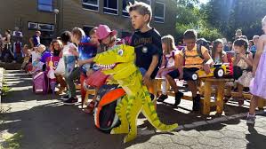 Zurückstellung nach schulbeginn bereiten sie sich auf die einschulung ihres kindes vor! Einschulung Als Event Clowns Feuerspucker Und Musiker Archiv