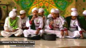 Sholawat ini mungkin sudah tak asing lagi di telinga kita, apalagi bagi para pecinta sholawat. Bahjahtul Musthofa Ahmad Ya Nurul Huda Rouhi Fidak Youtube
