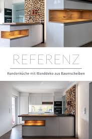 referenz kundenkuche mit wanddeko aus baumscheiben kuche traumkuche lichtkonzept