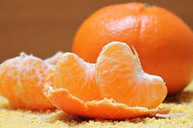 Jeruk dalam bahasa mandarin disebut 'chi zhe', 'chi' artinya rezeki dan 'zhe' berarti buah.jadi jika digabungkan, jeruk memiliki arti buah pembawa rezeki. Jangan Dikupas Serabut Putih Pada Buah Jeruk Ternyata Punya Manfaat Semua Halaman Bobo