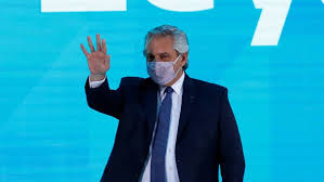 Alberto fernández y mauricio macri, juntos en casa rosada. Alberto Fernandez Defiende El Plan De Vacunacion De Argentina Y Le Responde A Macri Se Levanta De La Cama Hace Zoom Y Nos Critica Rt