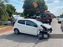 Lelaki digilis dengan kereta kebal. Lelaki Maut Kereta Bertembung