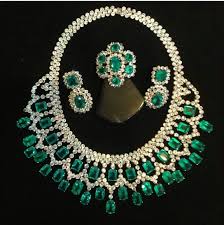 Magnificent Jewels From The Royal Secret Collection From Thailand Royal Jewelry Emerald Jewelry Royal Jewels