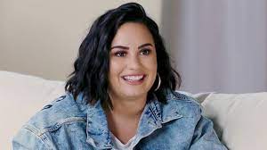 Demi sigue sana y fuerte y se encuentra en un centro de rehabilitación por decisión propia. Demi Lovato Clarifies Her Comments After Calling Frozen Yogurt Shop S Diet Options Triggering Entertainment Tonight