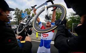 In de sprint besliste van der poel de koers in zijn voordeel. Mathieu Van Der Poel Na Overwinning Toen Ik Dat Zag Bij Wout Van Aert Wist Ik Het Nieuws365