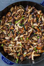 Sprinkle with salt, white pepper, garlic, and paprika. Shiitake Mushrooms Recipe Quick Easy Momsdish
