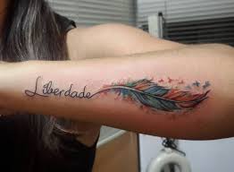 Feder fuss tatoo anziehsachen beliebte tattoos feder tattoo. Bunte Feder Mit Spruche Am Unterarm Tattoomotive Net