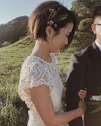 ショートヘア ワンサイドにグリーン 前撮りヘアメ 結婚式ショートヘア ウェディング ボブ 花嫁 髪型 ショート