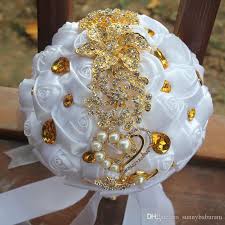 The brides bouquet is accented with rose gold foliage and 1 beautiful rose gold glitter calla lily. White Wedding Bridal Bouquets Simulation Flower Wedding Supplies Artificial Flower Gold Rhinestones Sweet 15 Quinceanera Bouquets W227 From Sunnybaburam 37 19 Dhgate Com