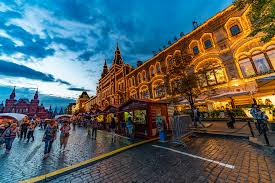 A filmsorozat első epizódja oroszország európai területeit mutatja be. Az Orosz Carok Fovarosai Debreceni Indulassal 3 Oroszorszag Szentpetervar