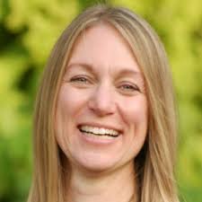 Am Geburtstag!? Freiwillig!? Never ever!“ Unsere Blicke treffen sich, sie  schüttelt den Kopf und legt nach: „Schön doof, am Geburtstag zu arbeiten.“  Ich muss unweigerlich schmunzeln