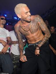 Lou williams official nba stats, player logs, boxscores, shotcharts and videos. Chris Brown Shocks Fans As He Gets A Venus De Milo Tattoo On The Back Of His Head Daily Mail Online