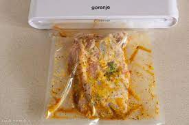 Za`atarul pregatit ieri nu va ramane nefolosit, aseara am pregatit ceva simplu, pulpe de pui la cuptor marinate in za`atar. PulpÄƒ De Ied La Cuptor Cu Legume Bucate Aromate