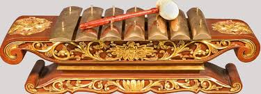 Alat pemukulnya terbuat dari bahan kayu yang salah satu bagian ujung(untuk memukul) diberi lapisan kain yang cukup tebal. 15 Alat Musik Gamelan Jawa Lengkap Dengan Gambar Haipedia Com