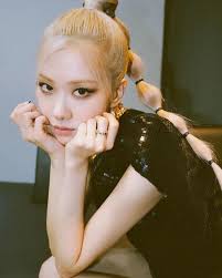 Earlier this week, yg entertainment confirmed that blackpink members jennie and rosé are in los angeles to work on new music. Look Blackpink Rose S Pretty Manicure For On The Ground