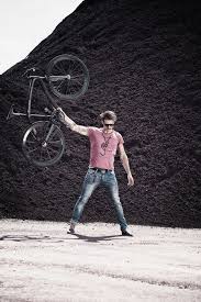 German Engineering At Its Best Blackbraid Is A High Tech Carbon Fiber Bike That Weights Less Than 5 Kg 11 Lbs Pg Bikes Fahrraddesign Singlespeeder Rennrad