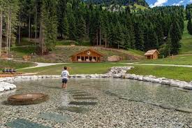 Il Parco Giochi Delle Dolomiti Gratuito E Immerso Nella Natura Con Percorsi Sensoriali Per Grandi E Piccini Greenme It Luoghi Meravigliosi Viaggi Parchi Giochi