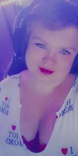 Twitch streamer celebrates 2k friends milestone