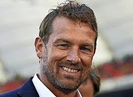 Weinzierl steht nun seit 2012 an der spitze und unterschrieb im april dieses jahres einen. R1nthaxfmgbi M