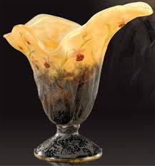 Resultat 16 000 Eur Daum Nancy Exceptionnel Vase Modele Hanap Orchis Mouches Et Abeille De Forme Lanc English Decor English Cottage Style Cottage Fireplace