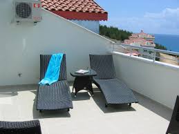 geen zin in zee of zwembad op je eigen balkon kun je ook heerlijk zonnen tip neem een waterspuit mee voor verkoeling want he appartement waterspuit zwembad