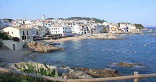Gelegen in het hart van de costa brava, 450 m van playa de pals, in de nabijheid vind je het middeleeuwse stadje pals, begur, estartit, calella de palafrugell, peratallada en stranden als playa grande de pals, es racó, illa roja, sa riera of het natuurpark montgri, de medas eilanden en de rijstvelden van pals. Calella De Palafrugell