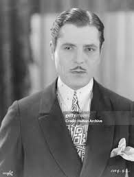 Warner Baxter the distinguished American leading man who started his...  News Photo
