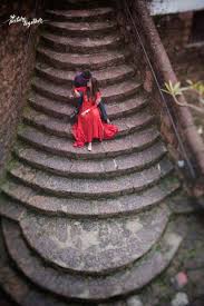 Photo Of Top Shot Pre Wedding Shoot With Couple On Staircase Pre Wedding Photoshoot Outdoor Pre Wedding Shoot Ideas Pre Wedding Photoshoot Props