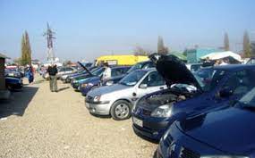 Vanzatorii pregateau ultimele detalii , cu cate un burete in mana si o sticla de apa , ca sa faca masinile mai atractive pentru cumparatori. Ziua De Cluj Targul Auto Din FloreÈ™ti Inchis Din Cauza Coronavirusului