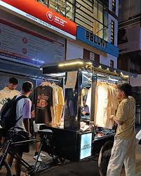 22-year-old Bangalore hustler Nandan Renukappa turned a weekend T-shirt cart into ₹3-4 lakh/month streetwear empire. Started with zero fashion background, now 60 tees/day. Not luck. Only grit, hustle & ideas. If he