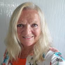 🧁🎂 MANITOBA BUSINESS SPOTLIGHT 🧁🍰 Dynamic sister duo, Jenna and Ashley,  are the powerhouse behind the beloved Winnipeg bakery, Jenna Rae Cakes.  With almost 200K followers