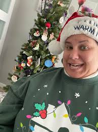 Merry Christmas everyone!!🎄 Hope you all had a wonderful holiday with  family & friends 🫶🏻 Made me so happy to see that some people had HDF  hoodies under their tree!! Seriously so