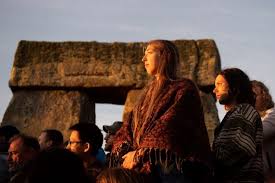 Un hombre entre los megalitos mientras sale el sol sobre stonehenge, inglaterra. El Maravilloso Solsticio De Verano En Stonehenge Inglaterra