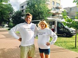 Od minionego piątku, w którym filip udawał na kanapach dzień dobry tvn atak paniki, na prezentera spływa ogromna fala niepochlebnych opinii. Filip Chajzer Zostal Ojcem Syn Dostal Imie Po Polskim Meczenniku