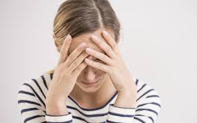 Liputan6.com, jakarta mungkin kamu tak menyadari, kebiasaan menunduk karena sering melihat layar smartphone atau kerap melihat layar laptop bisa berdampak buruk pada kesehatan, terutama kepala. Sering Sakit Kepala Bisa Jadi 10 Kebiasaan Ini Penyebabnya