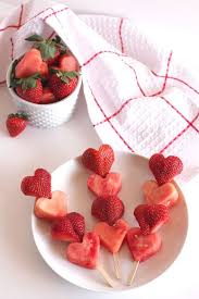 1001 Idees Pour Une Decoration De Saint Valentin Romantique Brochettes De Fruits Pour Enfants Alimentation Brochette Fruits