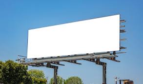 Outdoor em branco em uma rodovia para propaganda dia ensolarado de  primavera | Foto Premium