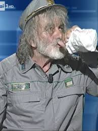 Un racconto che spaventa, insegna ed emoziona, ma soprattutto lascia senza fiato per la sua implacabile e accorata denuncia di un futuro che ci aspetta. Cartabianca Mauro Corona Beve La Birra In Diretta E Bianca Berlinguer Si Infuria Il Fatto Quotidiano