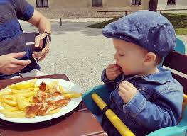 Auch wenn das kind über längere zeit insgesamt nur sehr wenig feste die umstellungsphase von reiner muttermilchnahrung auf feste kost nimmt in der regel mehrere monate. Baby Led Weaning Erfahrungsbericht Von Sarah Und Henri Breifreibaby