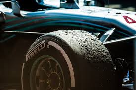Program jest dostępny zarówno w wersji z polskim lektorem, jak i w wersji oryginalnej (angielskiej) z napisami po polsku. Formula 1 Jazda O Zycie Czyli Jak Nadazyc Za Bolidami F1 Recenzja