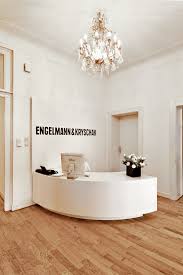 Das Ist Doch Mal Ein Empfang Die Runde Theke Wirkt Freundlich Und Einladend Und Passt Genau In Den Rau Buroraumgestaltung Arztpraxis Design Behandlungszimmer