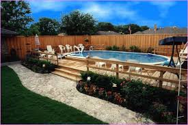 Anda Dapat Menemukan Banyak Cara Untuk Secara Kreatif Membuat Kolam Tanah Di Atas In 2020 Backyard Pool Landscaping Above Ground Pool Landscaping Pool Landscape Design