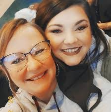 Elizabeth Mckown's Instagram, Twitter & Facebook