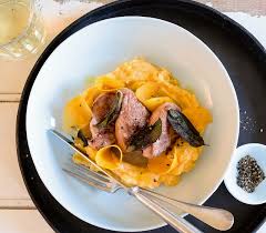 Schweinsfilet Mit Salbeirahm Auf Kurbispuree Rezept Schweine Filet Schweinsfilet Und Einfache Gerichte