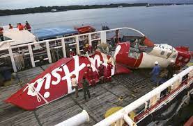 Die ursache für den absturz ist noch völlig unklar, das heck mit dem flugschreibers soll geborgen werden. Airasia Maschine A320 Ruderprobleme Verursachten Den Absturz Panorama Stuttgarter Zeitung