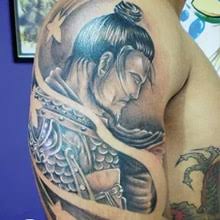 815 Fotos De Tatuagens Masculinas Mundo Das Tatuagens As tatuagens para homens costumam ter símbolos variados, sendo os mais populares a caveira, a tribal, a âncora, a coroa, o leão e o lobo. 815 fotos de tatuagens masculinas