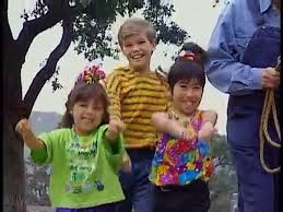 Raccoons got a bushy tail possum's tail goes bare rabbit's got no tail at all just a little old bunch of hair raccoon is the bandit man love to sneak around see the funny things he does he looks just like a clown possum up an apple tree raccoon on the ground raccoon says to possum won't. Kidsongs If We Could Talk To The Animals Part 1 Best Childrens Songs å½±ç‰‡ Dailymotion