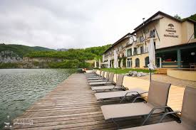 Pensiunea septembrie este localizata in eselnita, pe malul dunarii, la iesirea din cazanele mici si reprezinta locul ideal clasificat la categoria de 3 stele, pensiunea septembrie ofera cazare in 20 de camere spatioase si moderne, dintre care 18 camere duble si 2 apartamente alcatuite din doua camere. Un Traseu Si Doua Pensiuni Recomandare Pentru Cazane Si Defileul Dunarii CartiÈ›a PlimbÄƒreaÈ›Äƒ